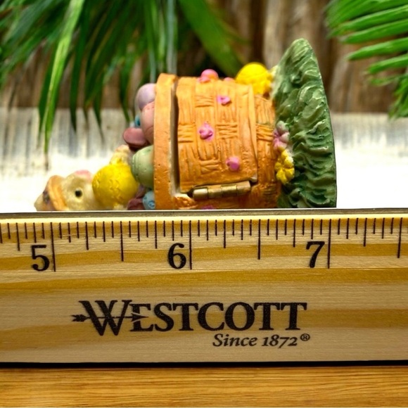 VINTAGE Easter Bunny Basket Figurine – Hidden Chick Compartment - Nostalgia - Picture 8 of 9